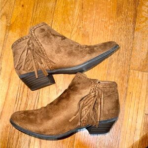 Stylish Tan Ankle Booties with Fringe